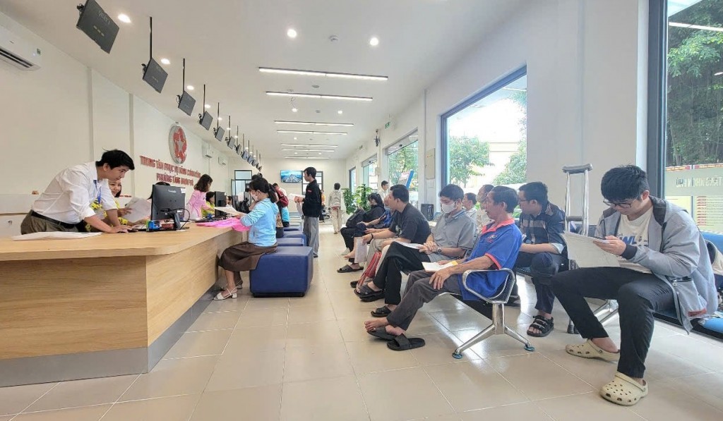Người dân đến giải quyết các thủ tục hành chính tại Trung tâm Phục vụ hành chính công