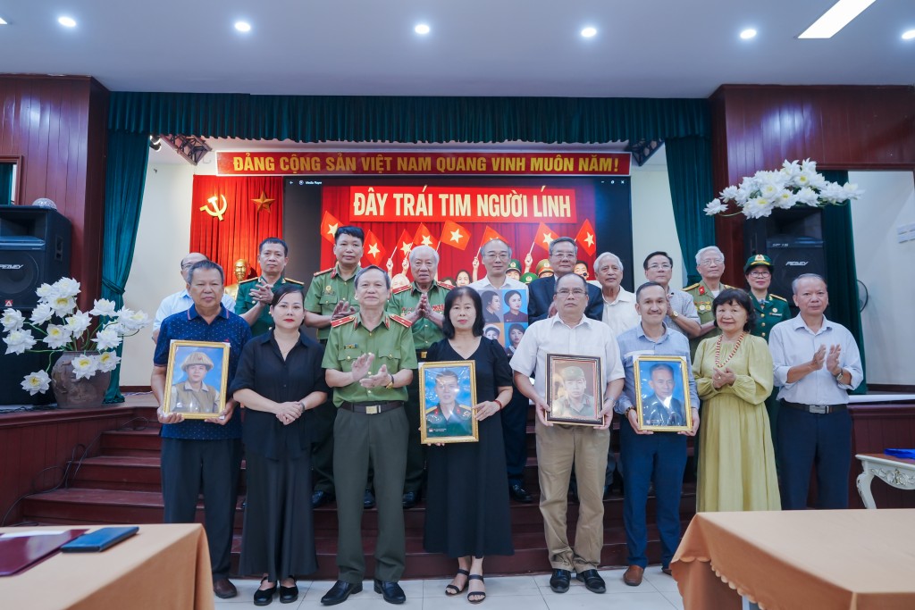 Trao tặng di ảnh Anh hùng - Liệt sĩ Công an nhân dân