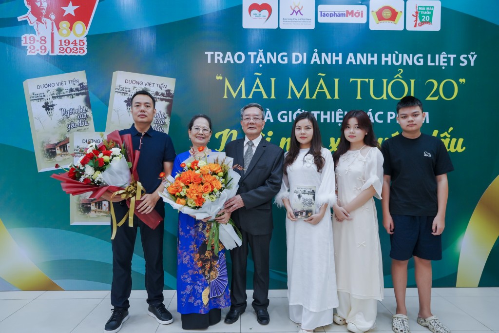 Gia đình tác giả Dương Việt Tiến