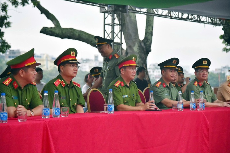 Các đồng chí trong Ban Giám đốc và lãnh đạo một số phòng nghiệp vụ của Công an thành phố dự buổi tổng duyệt