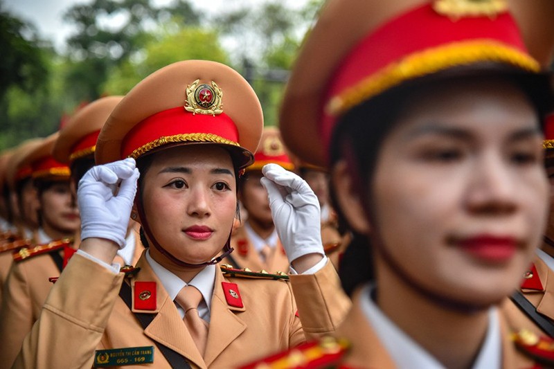 Nữ cảnh sát giao thông tham gia diễu hành