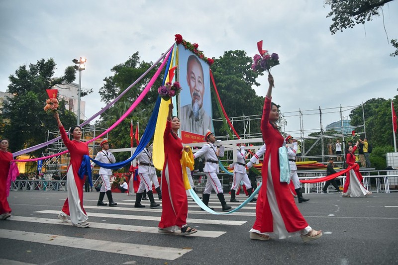 Dẫn đầu khối diễu binh, diễu hành là Chân dung Chủ tịch Hồ Chí Minh