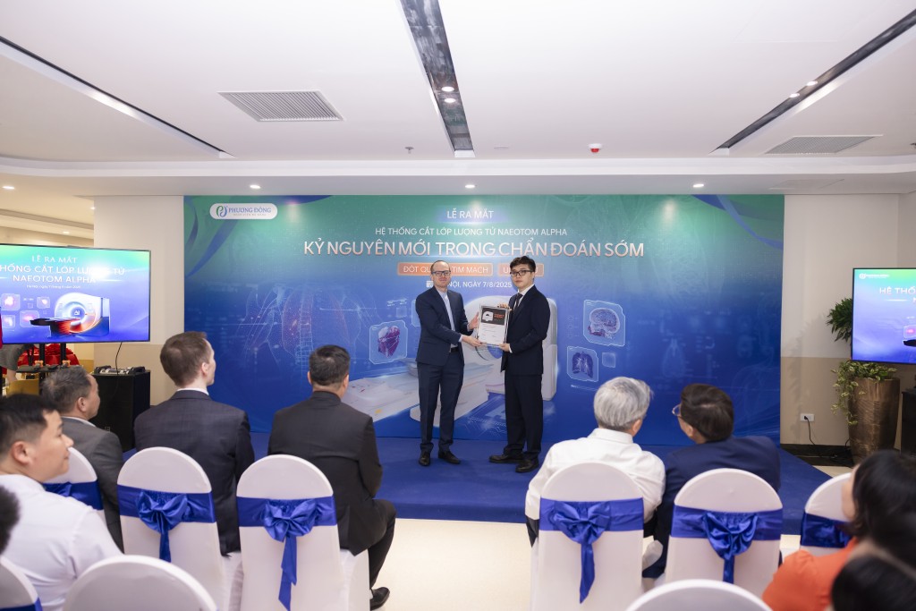 Đại diện Siemens Healthcare trao chứng nhận “Đơn vị đầu tiên sở hữu hệ thống Naeotom Alpha tại miền Bắc” cho BV Phương Đông