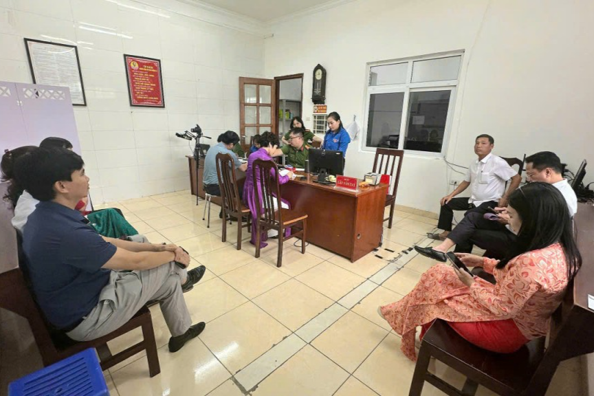 Với sự hỗ trợ của cán bộ, chiến sĩ công an và đoàn viên, thanh niên các thủ tục được thực hiện nhanh chóng 