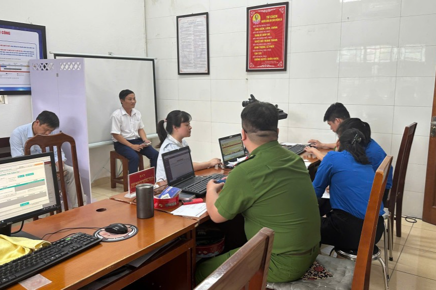 Sát cánh cùng lực lượng Công an là đoàn viên, thanh niên tình nguyện của phường 
