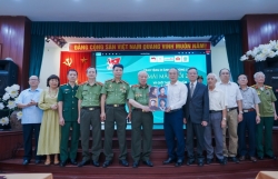 Trao tặng di ảnh Anh hùng - Liệt sĩ Công an nhân dân