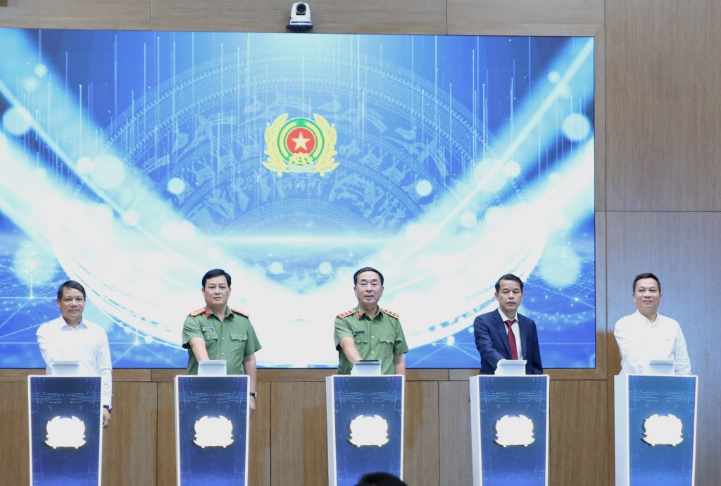 Các đại biểu nhấn nút khai trương giao diện mới của Cổng Thông tin điện tử Bộ Công an và Trang truyền thống, thành tựu Công an nhân dân Việt Nam - Ảnh: VGP/Nguyễn Hoàng