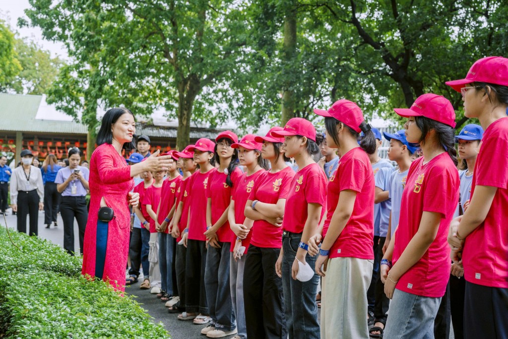 Đoàn nghe hướng dẫn viên hướng dẫn