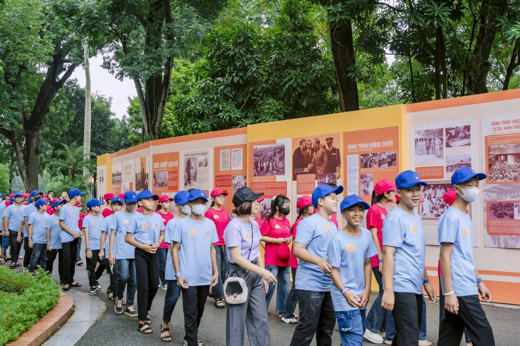 Các con tham quan khu di tích Phủ Chủ tịch