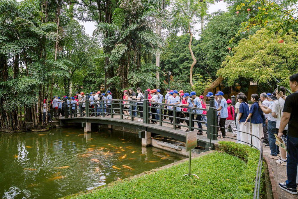 Đoàn đến với Ao cá Bác Hồ