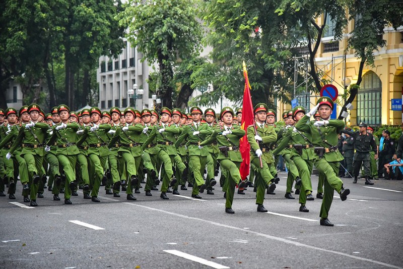 Sau hơn 20 ngày tập luyện bất kể mưa, nắng, các khối diễu binh của CATP đã thể hiện các động tác mạnh mẽ