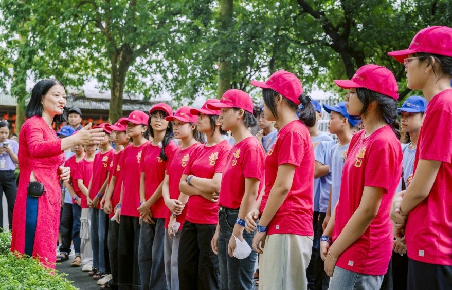 Công ty Tân Đệ tiếp tục hành trình cùng con về thăm Lăng Bác