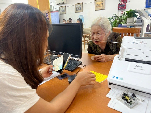 Cán bộ hướng dẫn người dân làm thủ tục hành chính tại phường Cửa Nam. Ảnh: VGP/Minh Anh