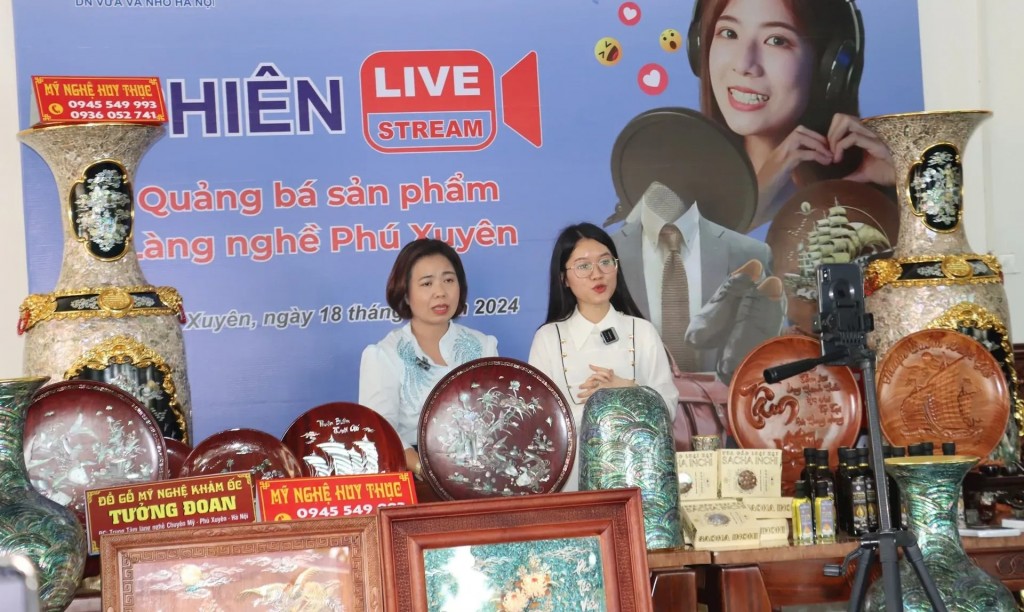 Các phiên livestream của làng nghề Phú Xuyên ngày càng sôi động, thu hút được nhiều người quan tâm