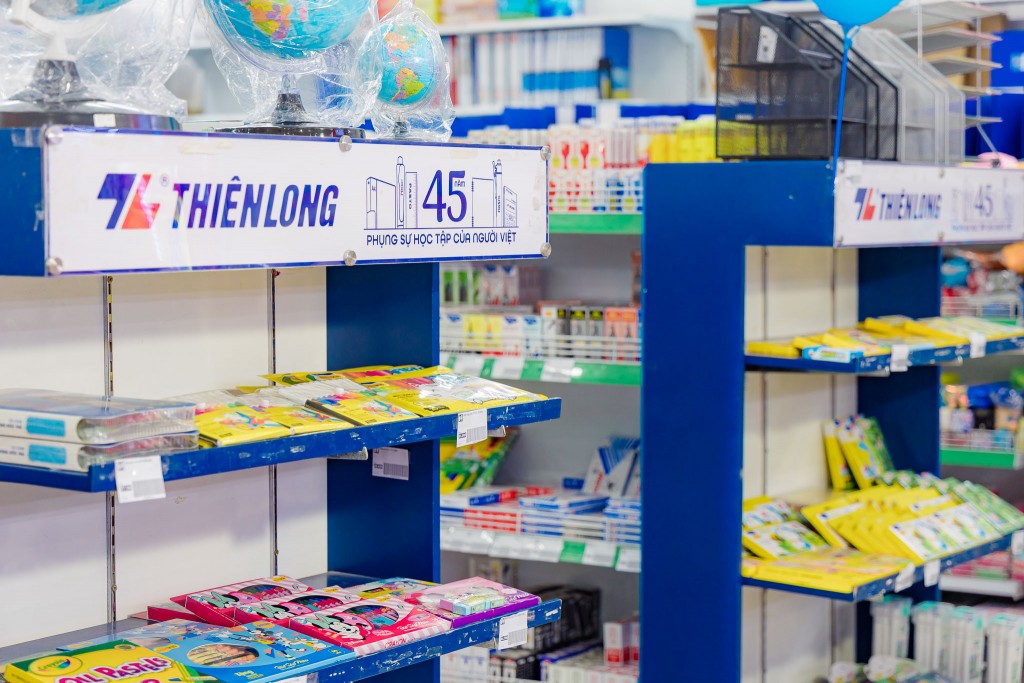 Sắc màu tựu trường cùng Thiên Long