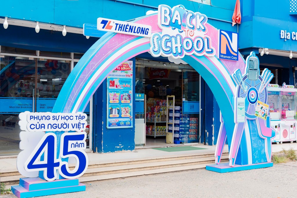Sắc màu tựu trường cùng Thiên Long