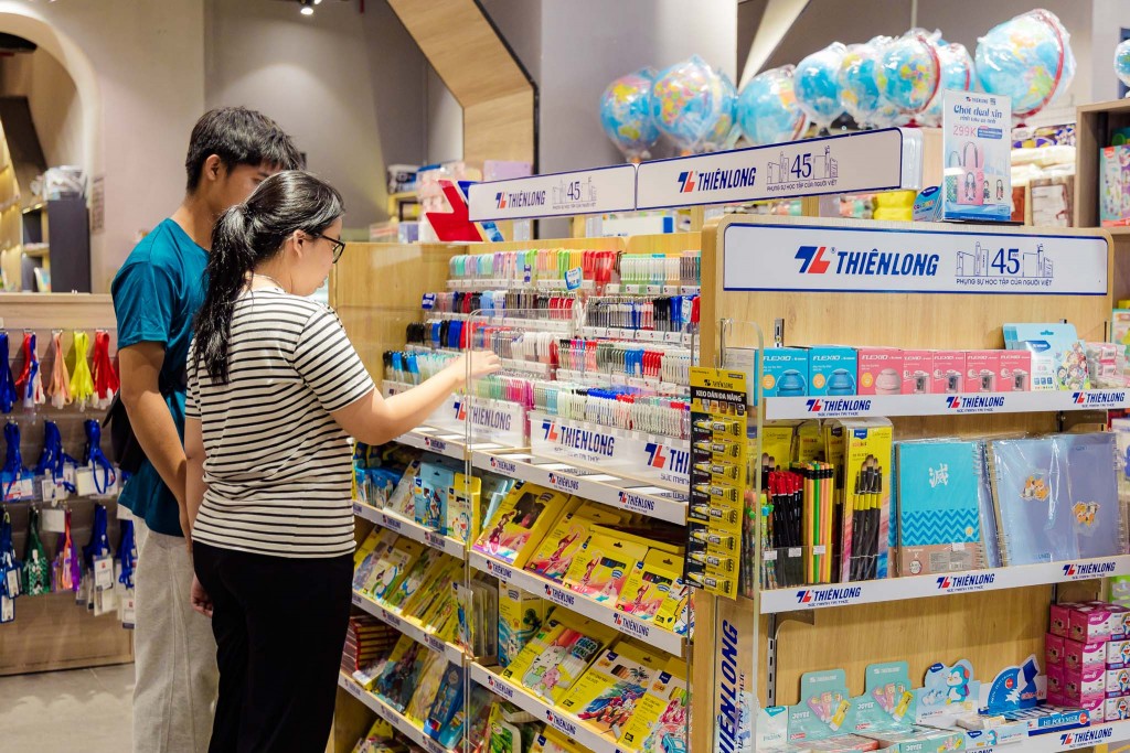 Sắc màu tựu trường cùng Thiên Long