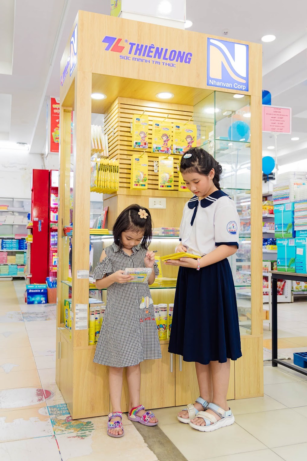 Sắc màu tựu trường cùng Thiên Long
