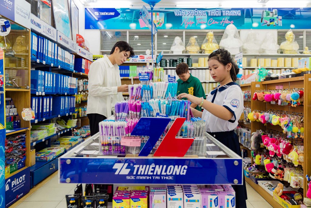 Sắc màu tựu trường cùng Thiên Long