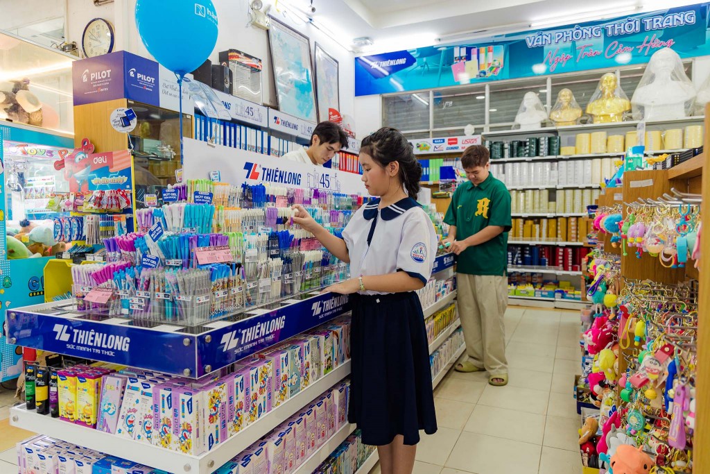 Sắc màu tựu trường cùng Thiên Long