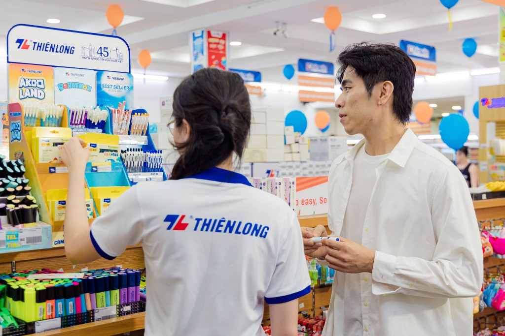 Sắc màu tựu trường cùng Thiên Long