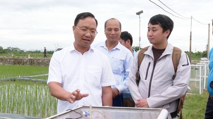Đồng chí Nguyễn Tiến Thiết - Bí thư Đảng uỷ, Chủ tịch HĐND xã trao đổi với ông Takai Yusuke – Giám đốc điều hành Công ty TNHH Faeger Việt Nam về mô hình canh tác giảm phát thải