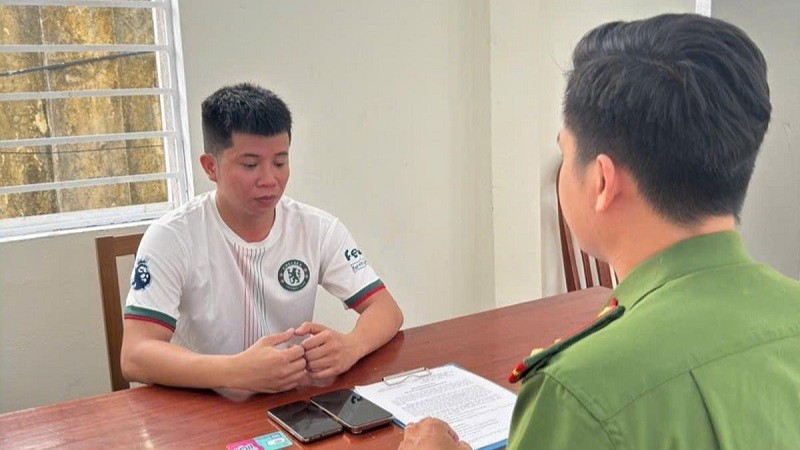 Đối tượng Nguyễn Ngọc Anh tại cơ quan điều tra. (Ảnh: Công an Đà Nẵng)