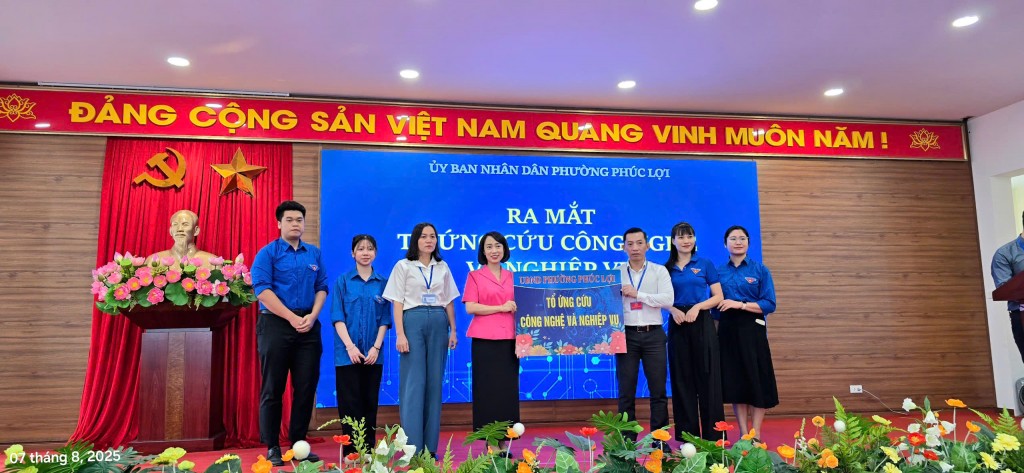 Đ/c Nguyễn Thị Thanh Hằng - Phó bí thư Đảng uỷ, Chủ tịch UBND phường trao Quyết định thành lập Tổ Ứng cứu công nghệ và nghiệp vụ
