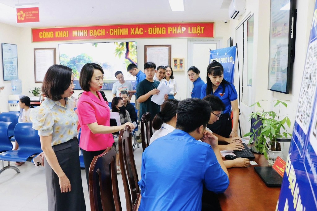 Đoàn viên thanh niên phường hỗ trợ người dân tại điểm phục vụ hành chính công của phường