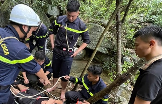 Kịp thời cứu người leo núi Hàm Lợn bị ngã, không di chuyển được