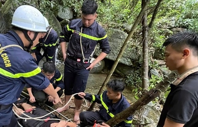 Kịp thời cứu người leo núi Hàm Lợn bị ngã, không di chuyển được