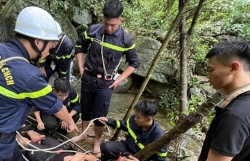 Kịp thời cứu người leo núi Hàm Lợn bị ngã, không di chuyển được