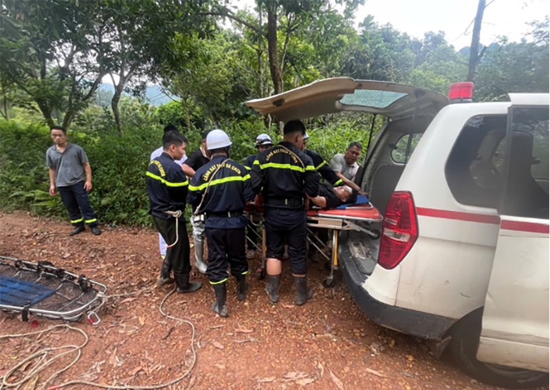 Lực lượng Cảnh sát PCCC và CNCH bàn giao nạn nhân cho lực lượng y tế đưa đi cấp cứu
