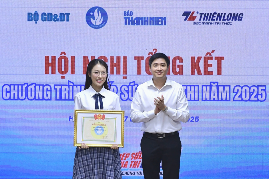  Ban Tổ chức chương trình đã trao bằng khen cho MC Khánh Vy