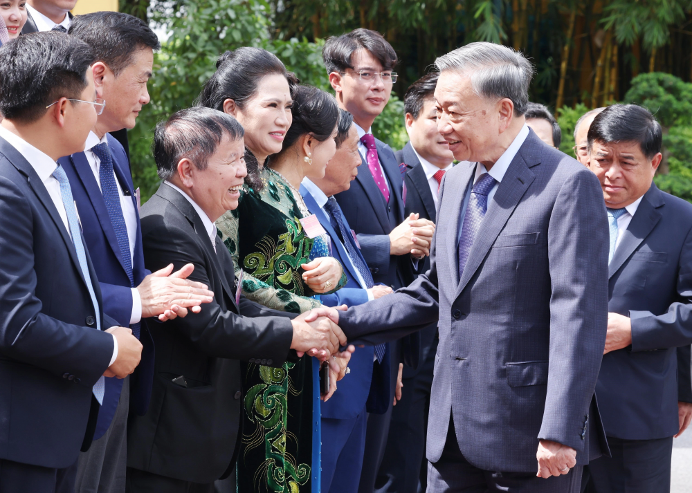 Tổng Bí thư, Chủ tịch nước Tô Lâm đã gặp mặt đoàn đại biểu doanh nhân tiêu biểu của Liên đoàn Thương mại và Công nghiệp Việt Nam (VCCI) và Hội Doanh nhân Tư nhân Việt Nam nhân kỷ niệm 20 năm Ngày Doanh nhân Việt Nam (13/10/2004 - 13/10/2024), tháng 10/2024. Ảnh: TTXVN