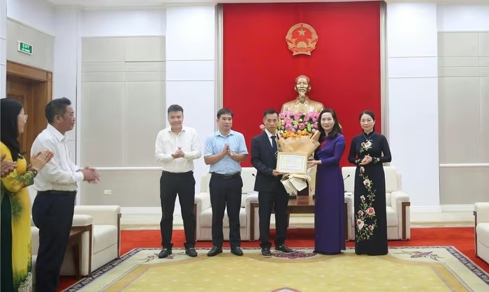 Bà Nguyễn Thị Hạnh, Phó chủ tịch UBND tỉnh Quảng Ninh trao thưởng cho tập thể giáo viên nhà trường.
