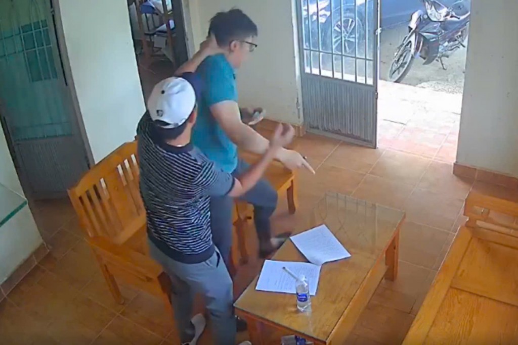 Đối tượng đe doạ, xô đẩy Trưởng Trạm Quản lý bảo vệ rừng Suối Cạn (Ảnh cắt từ camera)