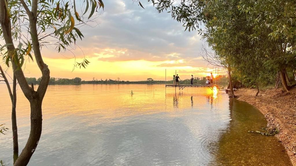 Ngắm khung cảnh tại Hồ Trị An