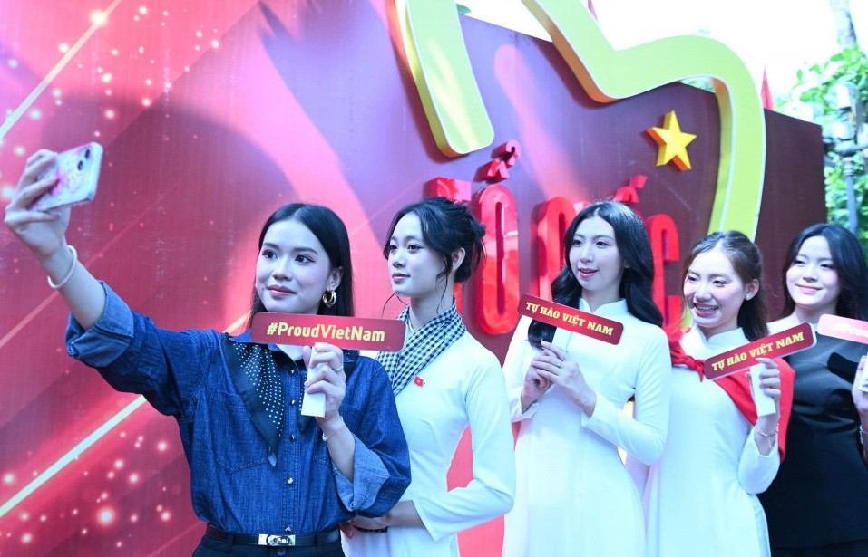 “Flex” tình yêu Tổ quốc trên không gian số