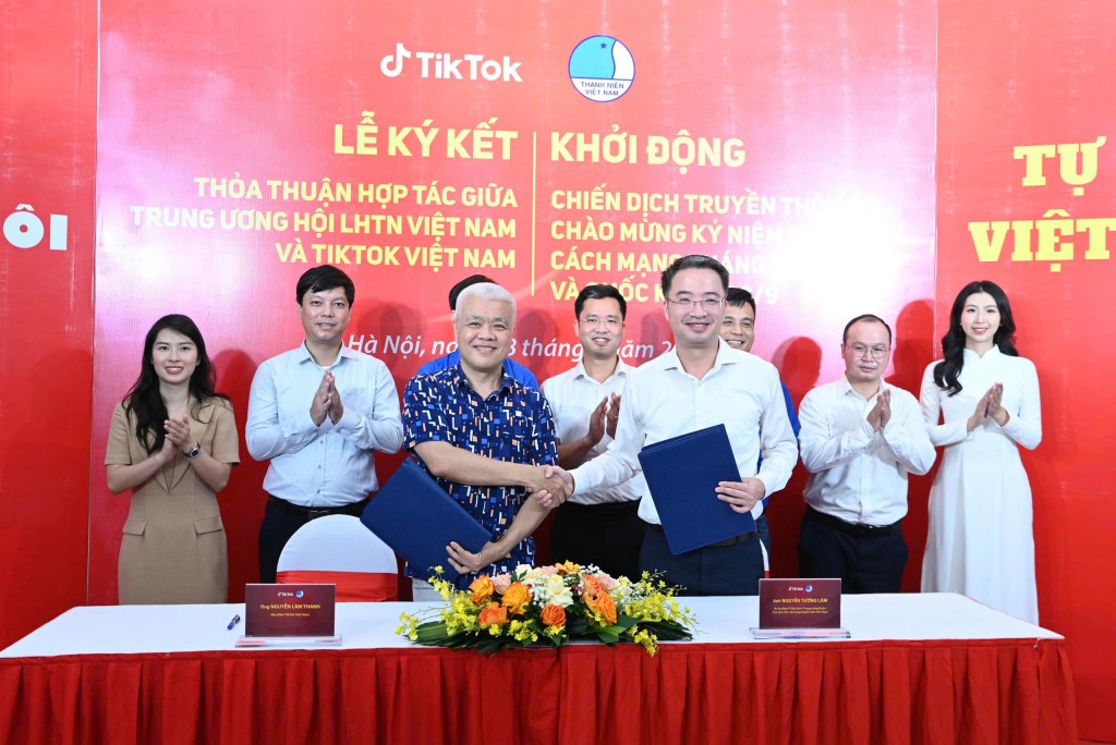 “Flex” tình yêu Tổ quốc trên không gian số