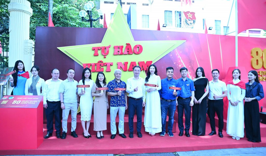 Các vị đại biểu cùng thanh niên chụp ảnh lưu niệm tại chương trình