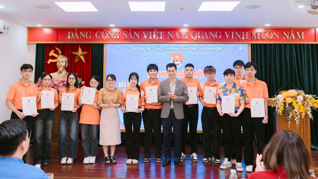 Các tình nguyện viên tiêu biểu được khen thưởng 