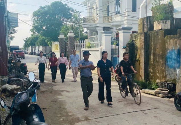 Cán bộ Ủy ban Mặt trận Tổ quốc xã, các đoàn thể xuống từng thôn xóm vận động người dân hiến đất mở đường 