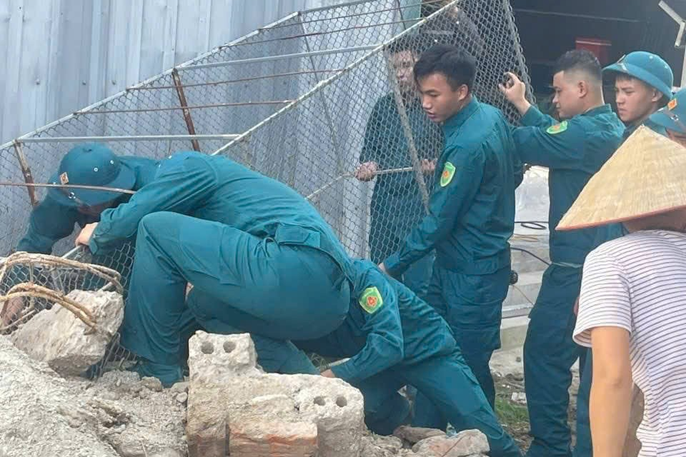 Lực lượng chức năng hỗ trợ người dân tháo dỡ, giải phóng mặt bằng để làm đường 