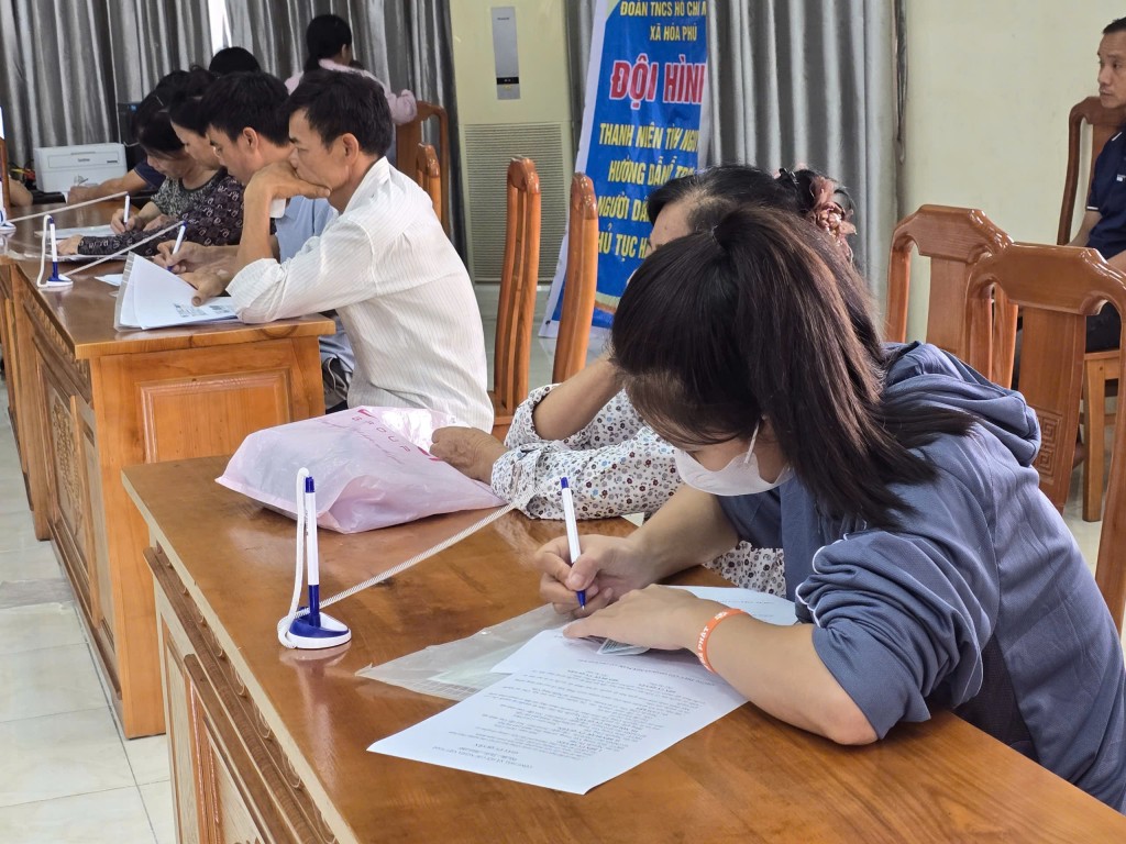 Chị Nguyễn Thị Trang đang kê khai thông tin