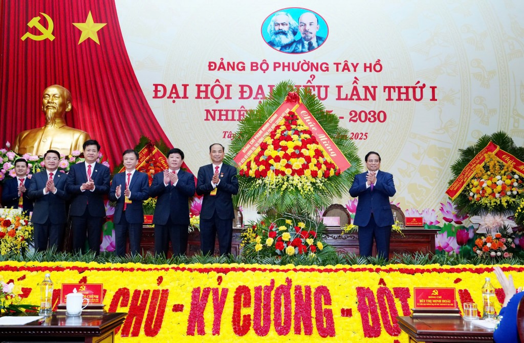 Thủ tướng Phạm Minh Chính tặng hoa chúc mừng Đại hội đại biểu Đảng bộ phường Tây Hồ lần thứ I, nhiệm kỳ 2025-2030.