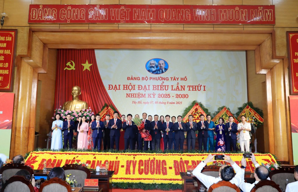 Lãnh đạo TP Hà Nội tặng hoa chúc mừng Ban Chấp hành Đảng bộ phường Tây Hồ. Theo đó, đồng chí Nguyễn Đình Khuyến được chỉ định làm Bí thư Đảng uỷ phường Tây Hồ nhiệm kỳ 2025 - 2030.