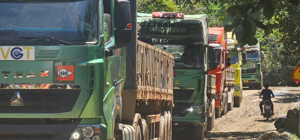Khiếp đảm cảnh xe chở quặng băm nát Quốc lộ 14D lên vùng biên