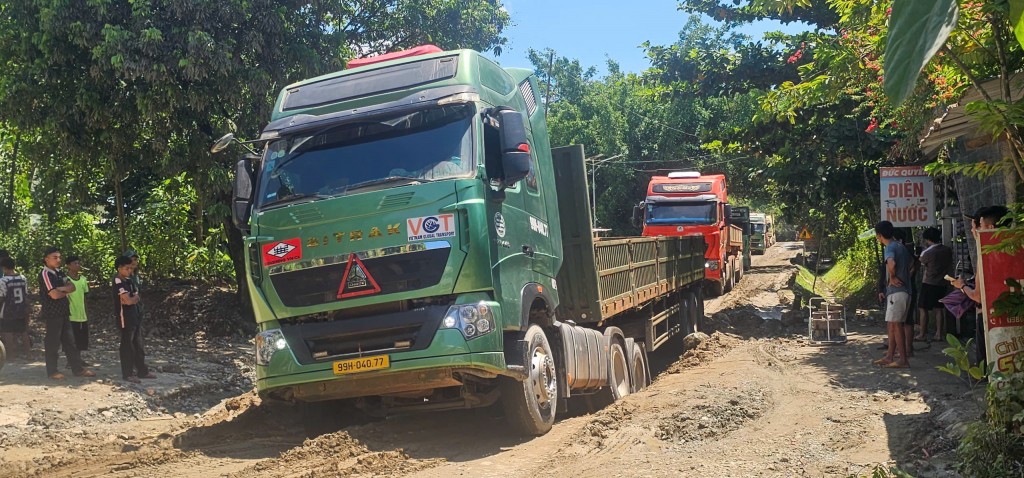 Khiếp đảm cảnh xe chở quặng băm nát Quốc lộ 14D lên vùng biên