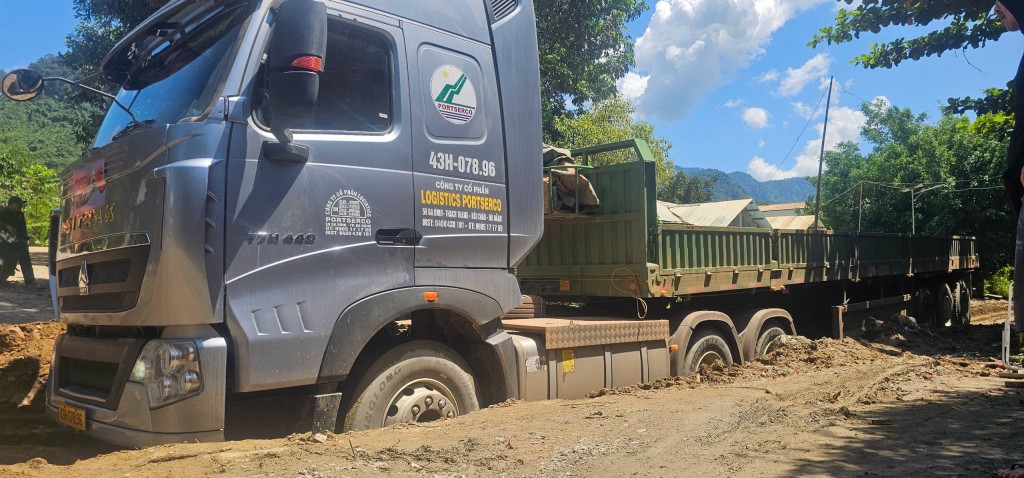 Khiếp đảm cảnh xe chở quặng băm nát Quốc lộ 14D lên vùng biên